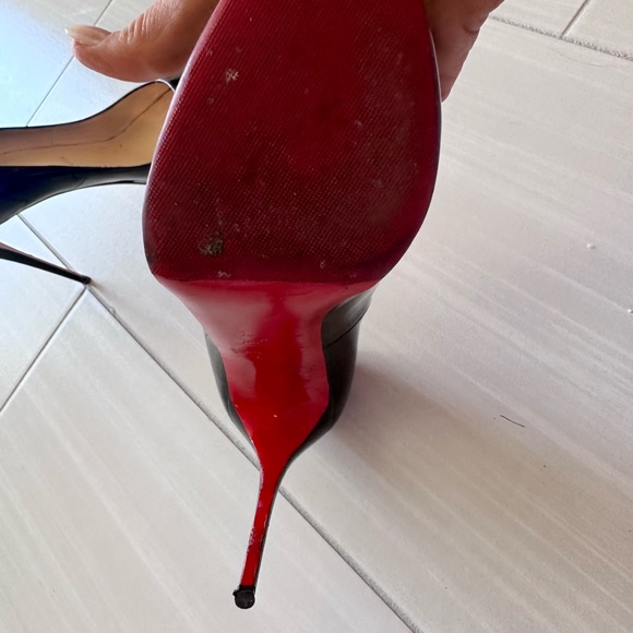 Christian Louboutin's iconic red sole. Head turning Black heels - Picture 10 of 11
